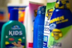 6 Reasons to Skip the Spray Sunscreen - Holistic Squid